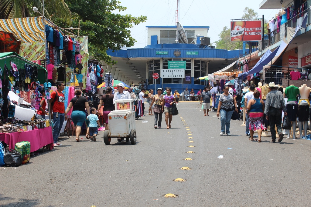 Los pasos fronterizos en malas condiciones y saturados afectan al comercio. (Foto Prensa Libre: Hemeroteca PL)