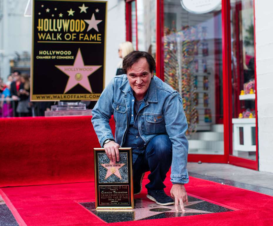 Quentin Tarantino posa con su estrella en el Paseo de la Fama de Hollywood. (Foto Prensa Libre: AFP)