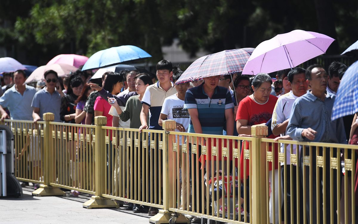 Miles de chinos hacen fila para poder pasar unos segundos a la tumba de Mao Zedong. (Foto Prensa Libre: AFP).