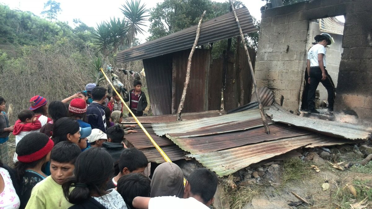 Vecinos obsevan el estado en que quedó la vivienda de los esposos Castañón Mejía. (Foto Prensa Libre: Erick Ávila)
