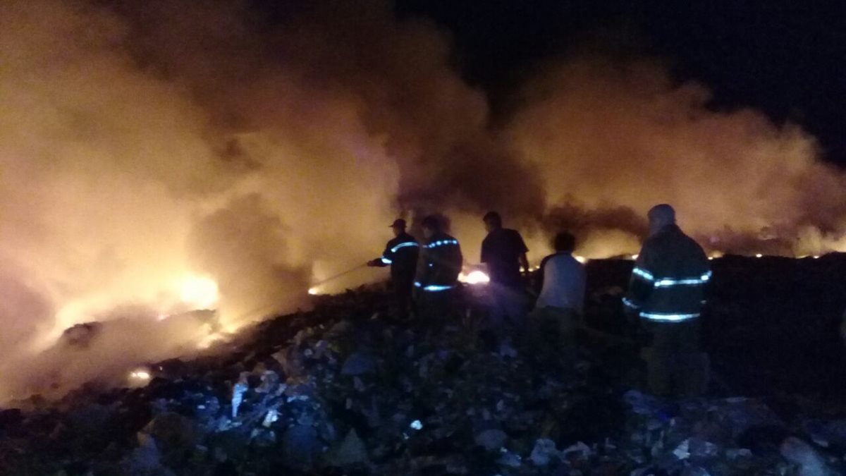 El fuego amenazó con llegar a las viviendas improvisadas que se encuentran en el lugar. (Foto Prensa Libre: Mario Morales)