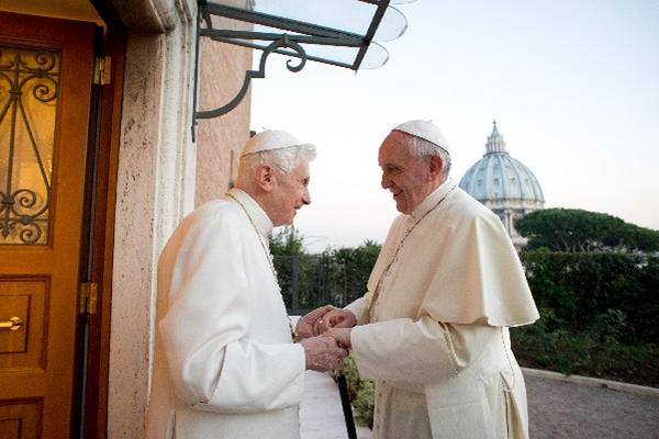 El papa Francisco junto al papa emérito Benedicto XVI. (Foto Prensa Libre: AP)