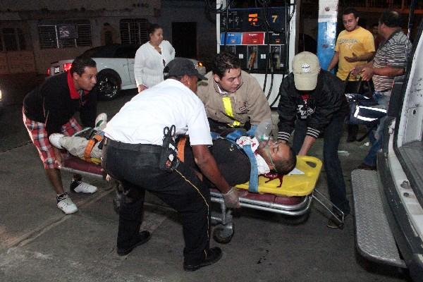 ÉRICK RODRÍGUEZ es trasladado herido.