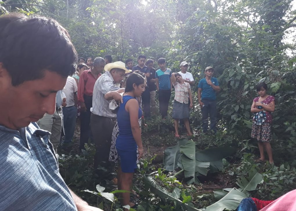 Familiares y vecinos llegan a identificar a las víctimas. (Foto Prensa Libre: Rolando Miranda)