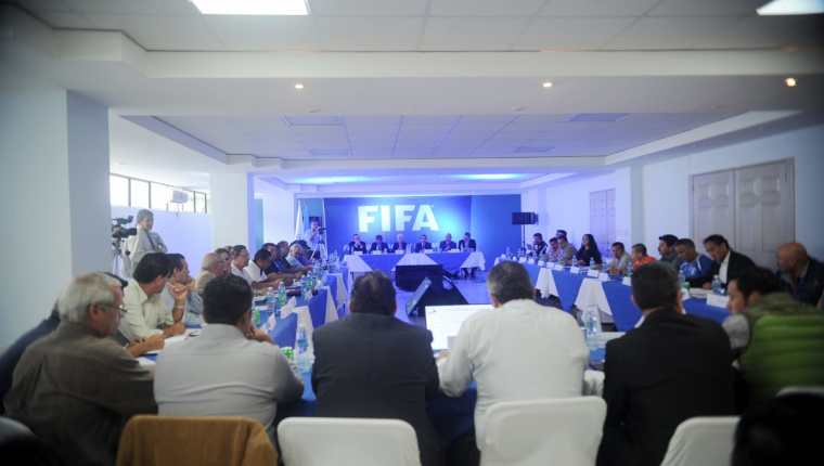 La asamblea del futbol guatemalteco desconoció al Comité de Regularización lo que provocó la suspensión por la Fifa. (Foto Prensa Libre: Edwin Fajardo)