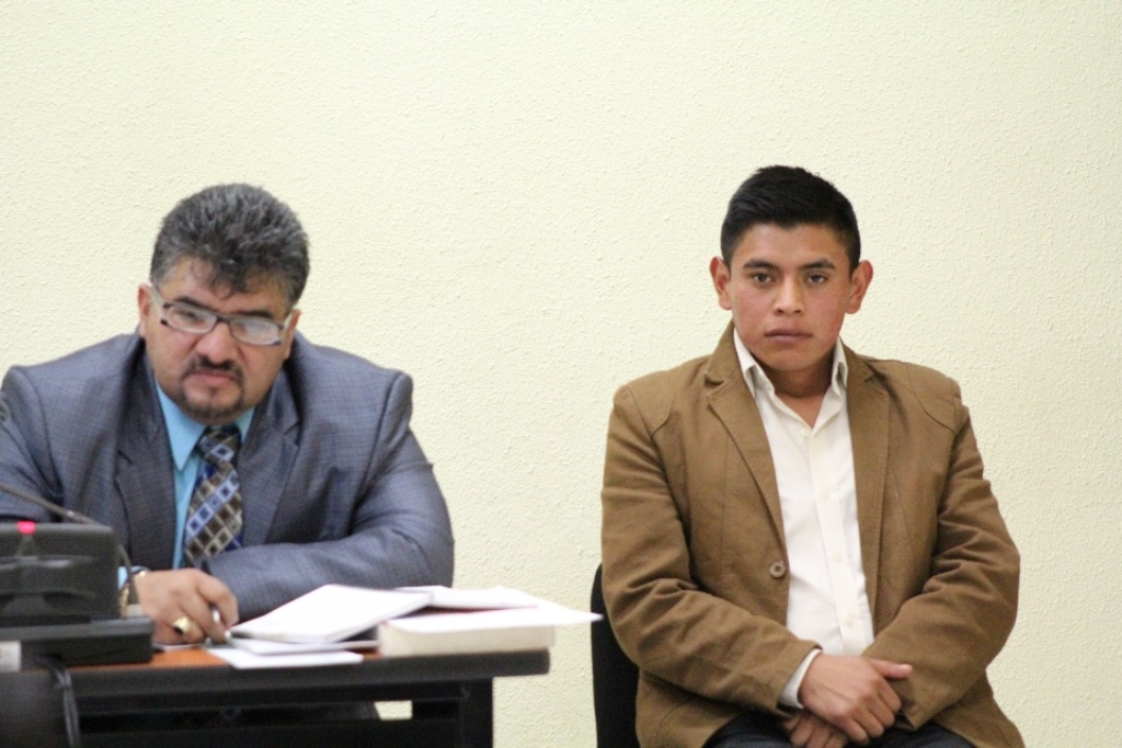 El agente Wilson García junto a su abogado defensor Fausto Reyes, durante la sentencia. (Foto Prensa Libre: María Longo).