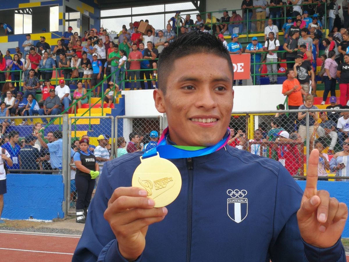 Mario Pacay muestra orgulloso la medalla de oro que ganó en los mil 500 metros de los Juegos Centroamericanos de Managua 2017. (Foto Prensa Libre: Carlos Vicente)