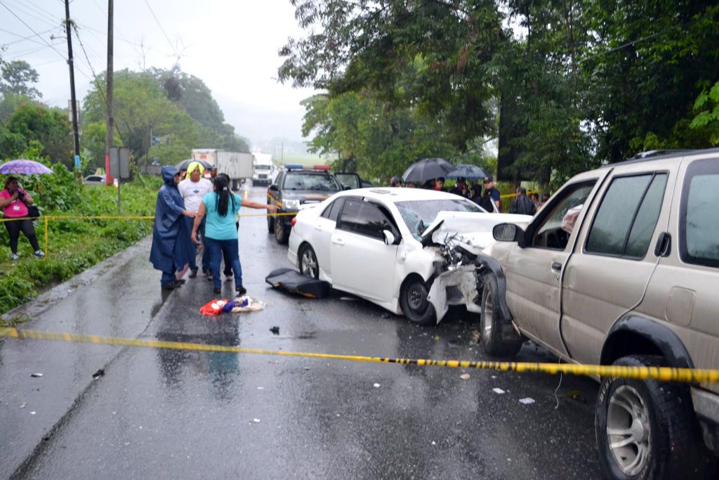 Autoridades en el lugar del choque de vehículos donde murieron dos mujeres, en Morales, Izabal. (Prensa Libre: Edwin Perdomo)