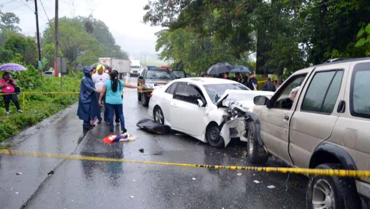 Autoridades en el lugar del choque de vehículos donde murieron dos mujeres, en Morales, Izabal. (Prensa Libre: Edwin Perdomo)