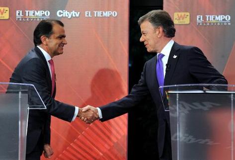 Los candidatos a la Presidencia de Colombia el mandatario Juan Manuel Santos (derecha) y Óscar Iván Zuluaga por el Centro Democrático participan en un debate. (Foto Prensa Libre/AFP)