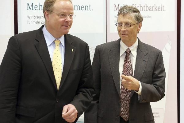 El multimillonario estadounidense Bill Gates (d), junto al ministro alemán de Cooperación y Desarrollo, Dirk Niebel, luego que el gobierno alemán suscribió hoy una alianza con la Fundación Bill & Melinda Gates para combatir el hambre en el mundo. (Foto Prensa Libre: EFE)