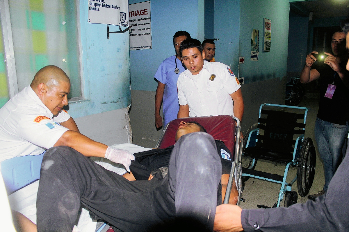 Uno de los agentes heridos en percance vehicular es atendido en el Hospital Nacional de Jalapa. (Foto Prensa Libre: Hugo Oliva)