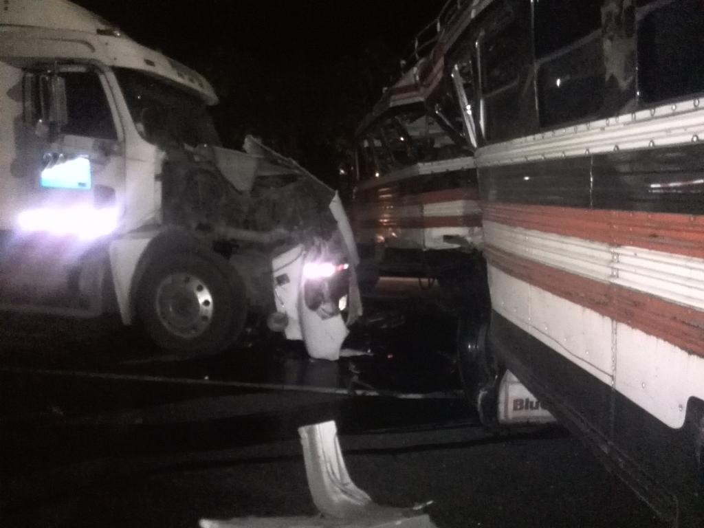 Colisión vehicular en km 31 carretera Interamericana. (Foto Prensa Libre: Twitter)