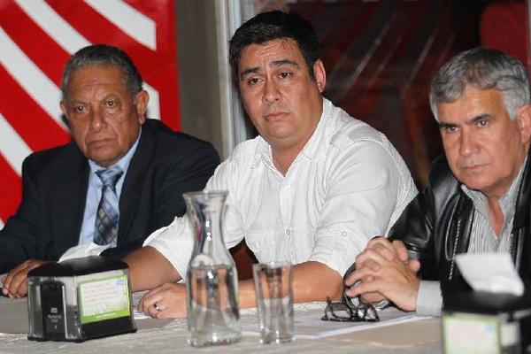 Representantes del equipo tricampeón, René Taracena —izquierda— y Cristian Cáceres. (Foto Prensa Libre: Jorge Ovalle)