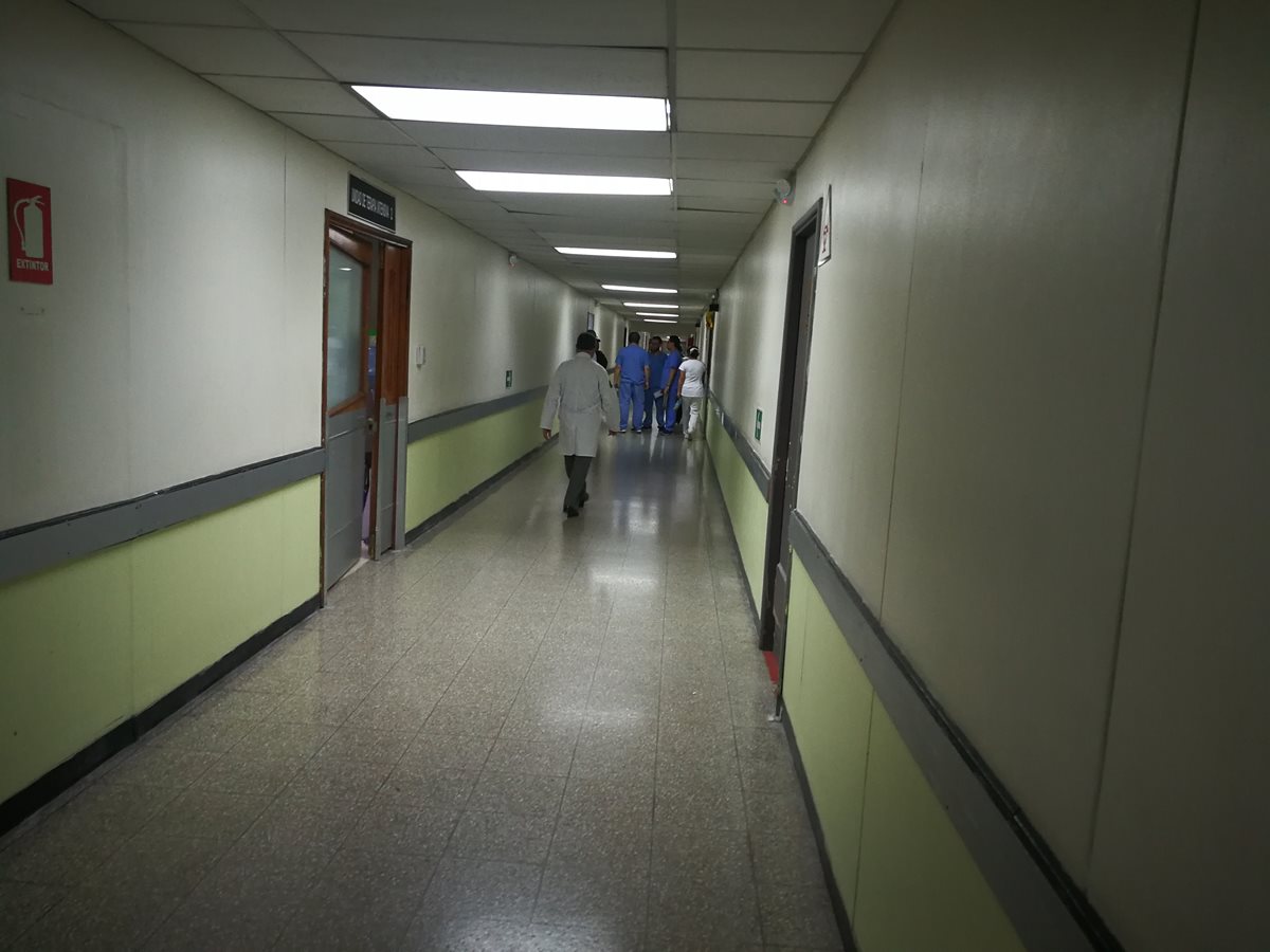 Uno de los pasillos donde según personal del IGSS han ocurrido extrañas apariciones. (Foto Prensa Libre: Óscar García).
