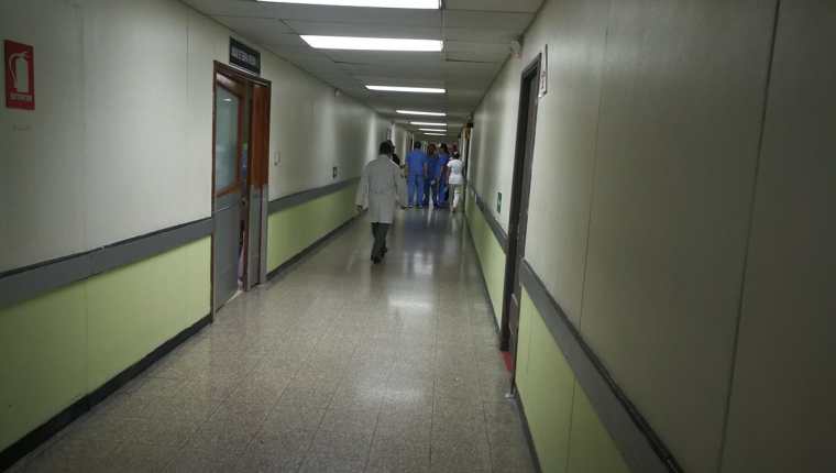 Uno de los pasillos donde según personal del IGSS han ocurrido extrañas apariciones. (Foto Prensa Libre: Óscar García).
