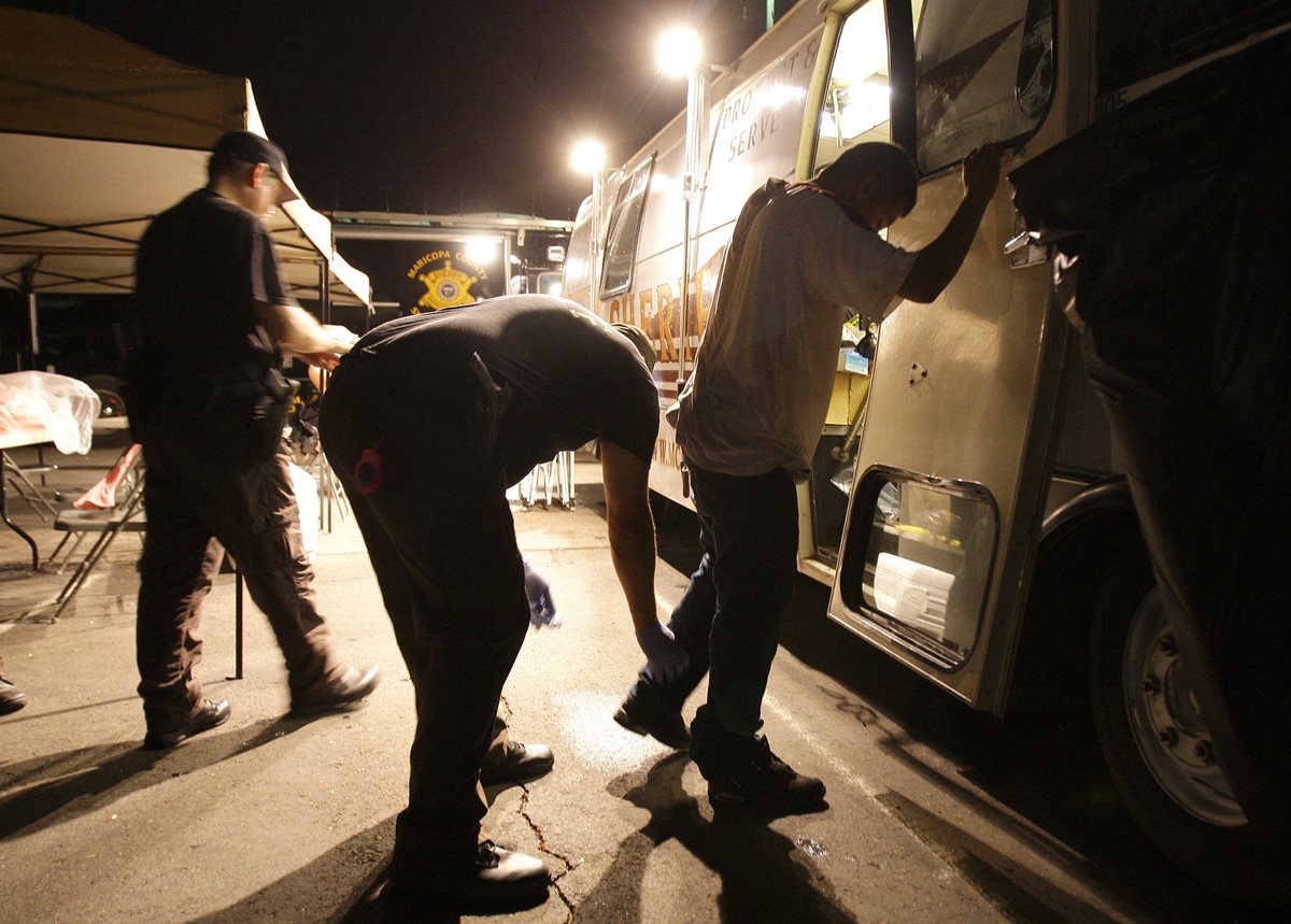 Un indocumentados es registrado por agentes de inmigración en Phoenix, Arizona. (Foto Prensa Libre:AP).