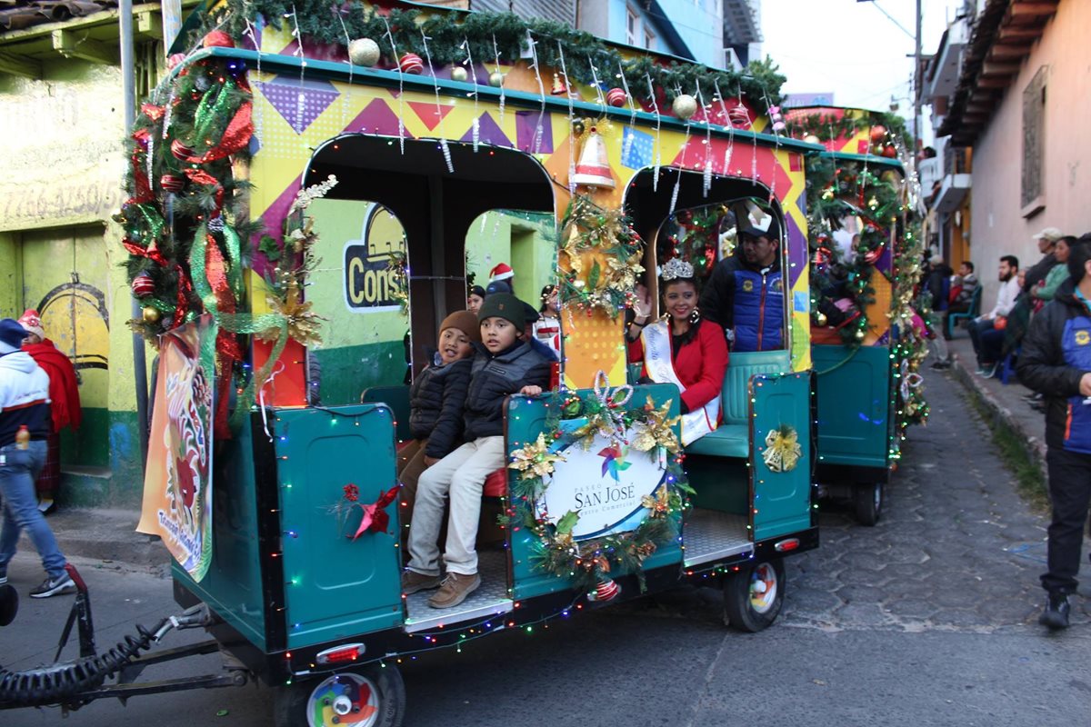Durante el desfile navideño, el convite llevó un tren para un recorrido gratuito. (Foto Cortesía Convite Año Nuevo)