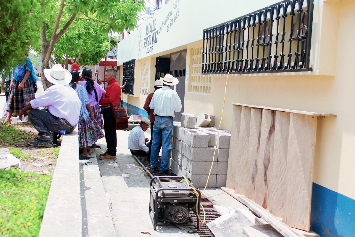 En algunos  inmuebles de San Luis, Petén, los pobladores utilizaron plantas generadoras de electricidad. (Foto Prensa Libre: Rigoberto Escobar)