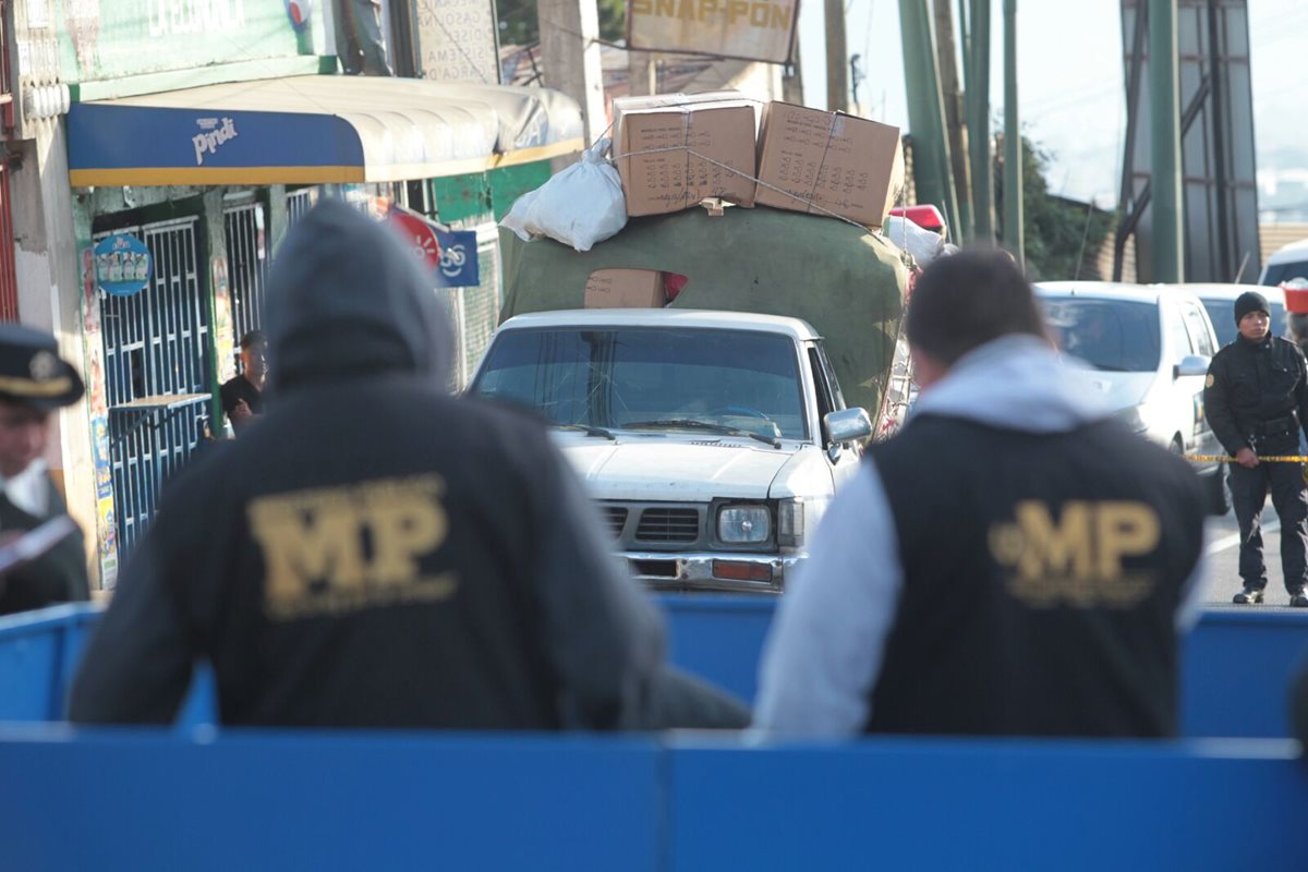 Los comerciantes iban a vender zapatos y otros artículos a ferias en la provincia. (Foto Prensa Libre: Erick Ávila)