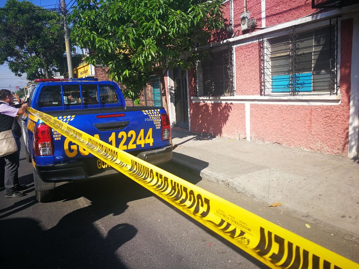 Los restos humanos hallados en la zona 6 de la capital este miércoles estaban en una bolsa negra. (Foto Prensa Libre: Estuardo Paredes)