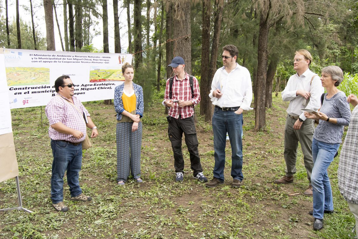 Miembros de de la Cooperación Alemana explican como funcionará el programa Adáptate en San Miguel Chicaj, Baja Verapaz. (Foto Prensa Libre: Carlos Grave)