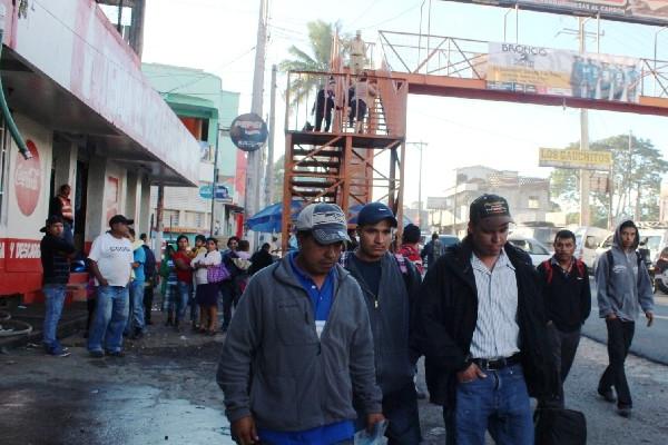 Algunas personas tuvieron que caminar para buscar alguna forma de viajar a la capital.