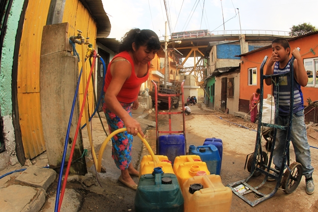 Los habitantes de la zona 6 temen que el agua escasee de darse el traslado. (Foto Prensa Libre: Hemeroteca PL)