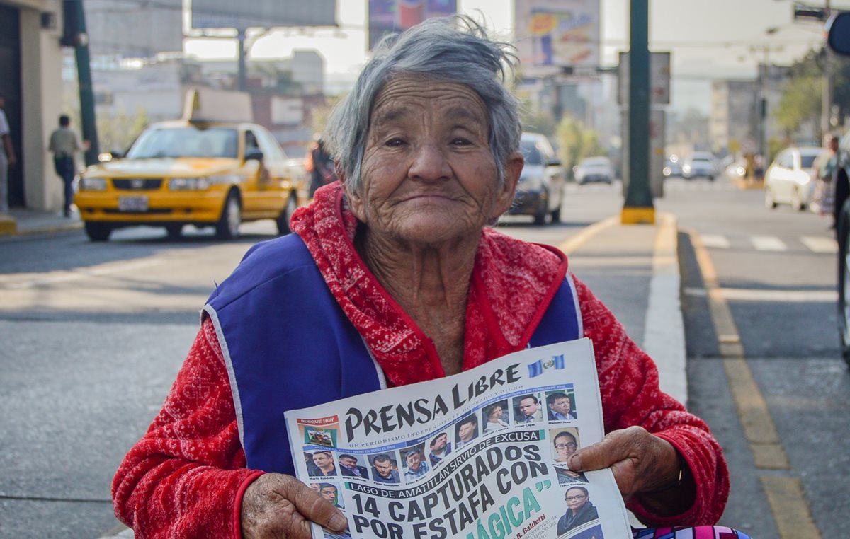 Grajeda durante su faena diaria en la diagonal 6, zona 10 de la capital. Foto Prensa Libre: Roberto Villalobos Viato.