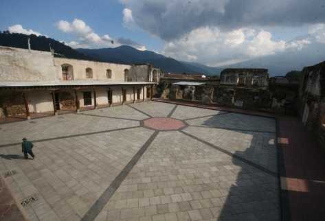 El palacio de los Capitanes fue declarado inhabitable por la Conred en el 2008, y desde entonces   solo el 30 por ciento ha sido reparado.