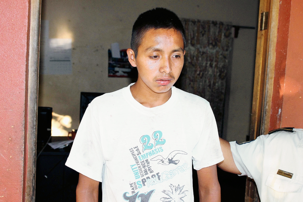 Marco Tiul, de 19 años, fue capturado en El Chal, Petén, sindicado de ser agresor sexual. (Foto Prensa Libre: Walfredo Obando)