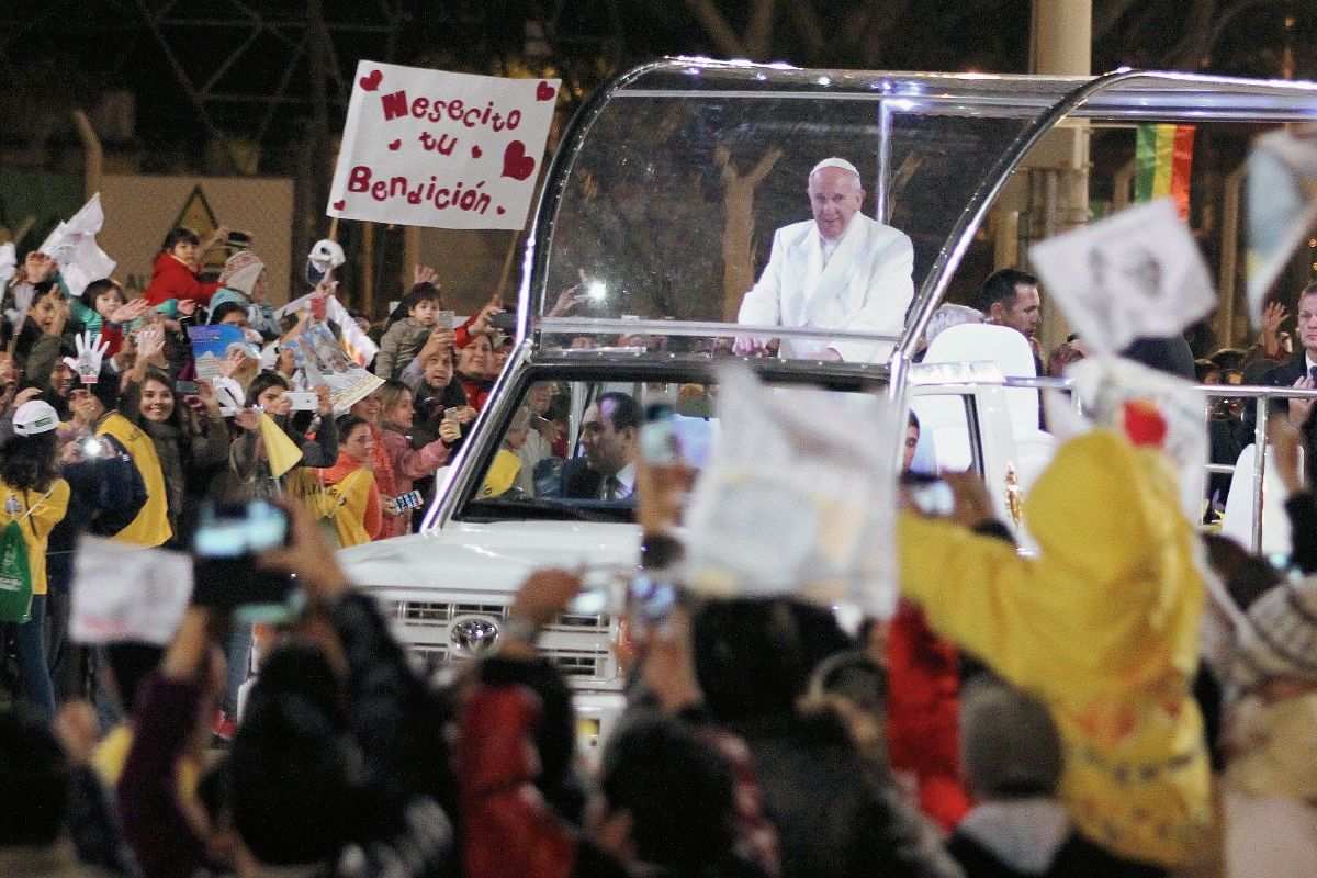 El Papa Francisco, llegó a Bolivia en la segunda etapa de una gira por tres naciones de los más pobres del continente.(Foto Prensa Libre:AP)