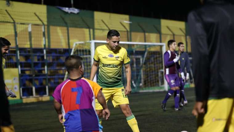 José Manuel Morales, hijo de Jimmy Morales espera una oportunidad para jugar con Deportivo Petapa. (Foto Prensa Libre: Edwin Fajardo)