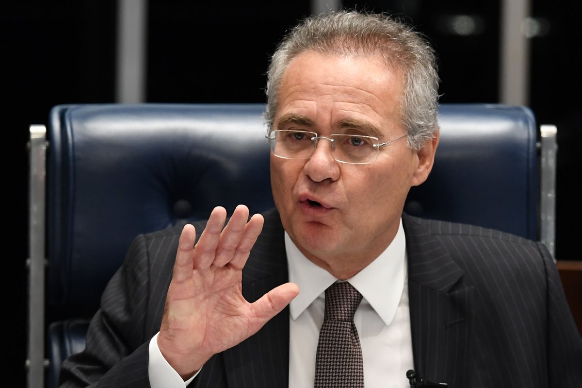 El presidente del Senado brasileño, Renan Calheiros, preside una reunión. (Foto Prensa Libre: AFP).
