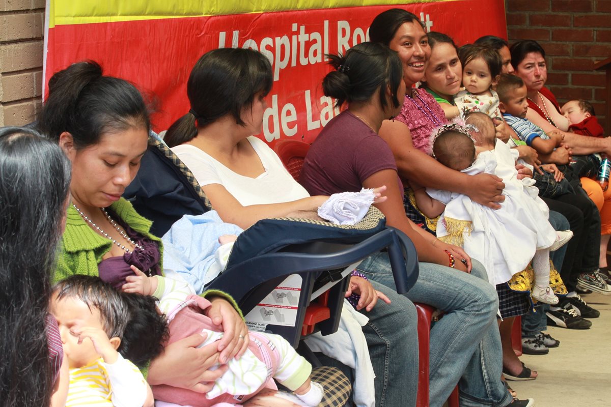 La leche materna es el mejor alimento para los niños ya que les provee de defensas.(Foto Prensa Libre: Hemeroteca PL)