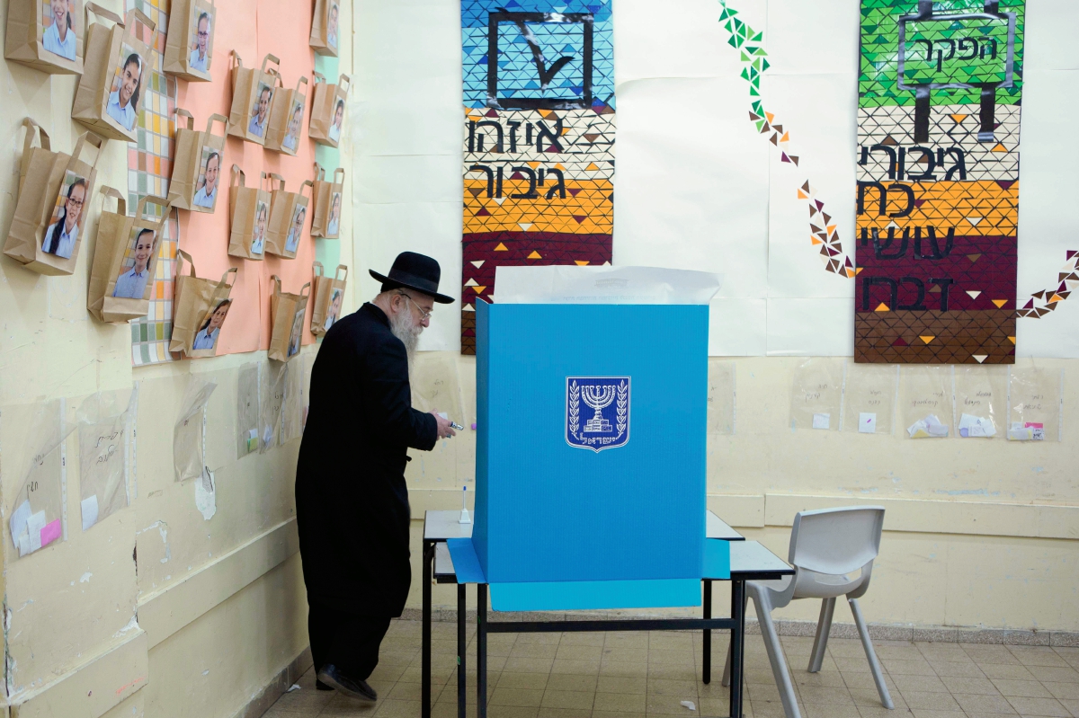 Un judío ultraortodoxo israelí  vota  en Jerusalén. (Foto Prensa Libre: AFP)AFP