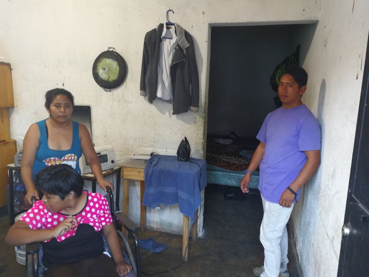 Marina González junto a su hija Wendy y Gilmer Miguel, en su vivienda en Boca del Monte. (Foto Prensa Libre: Oscar García).