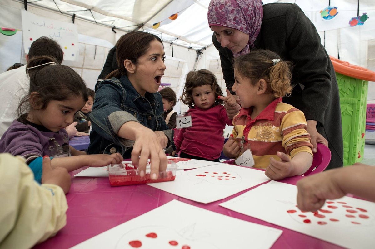Salma Hayek comparte con jóvenes refugiados sirios en un campamento informal. (Foto Prensa Libre: AFP / UNICEF / Alessio Romenzi)