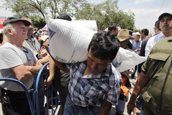 Cada campesino beneficiado recibe un saco de fertilizante por el cual debe pagar Q10.