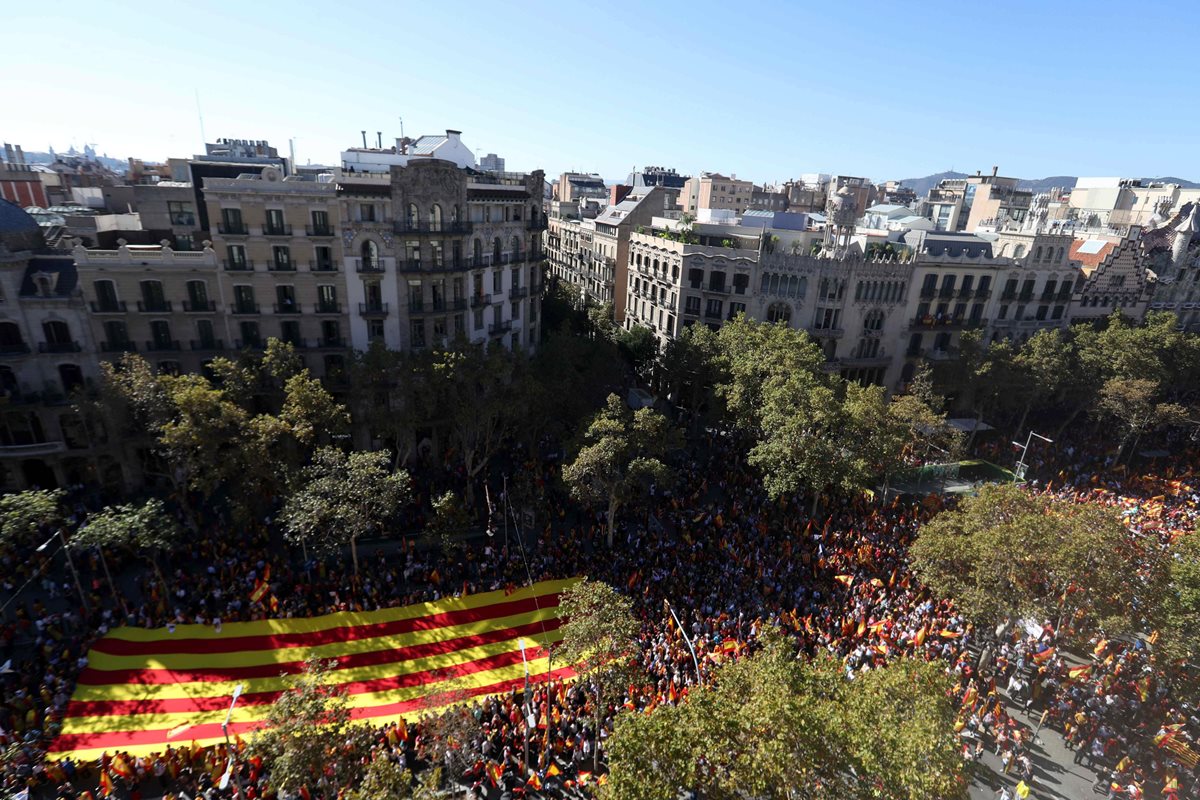 Miles de personas se concentraron en el Paseo de Gracia de Barcelona, España. (Foto Prensa Libre: EFE)