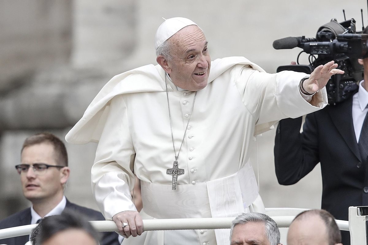 El Papa saluda a su llegada a la audiencia general de los miércoles en la plaza de San Pedro. (Foto Prensa Libre:EFE).
