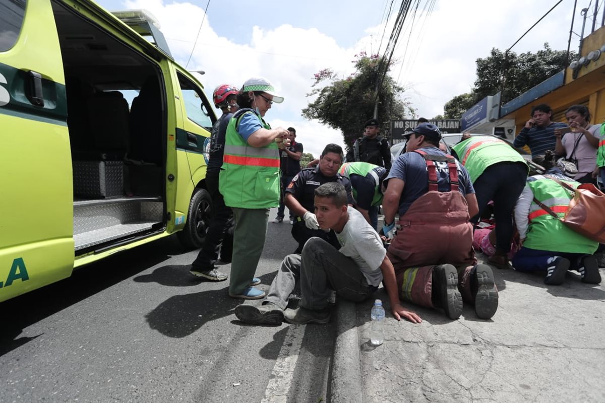 Los cuerpos de bomberos Voluntarios y Municipales, atienden a heridos o personas que se han intoxicado.