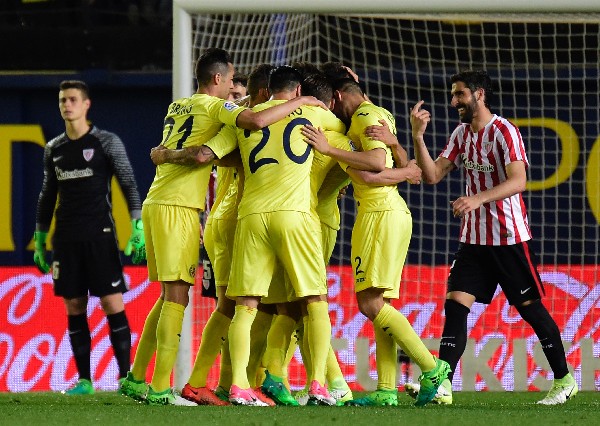 Los jugadores del Villarreal celebran uno de los goles en el triunfo contra el Athletic de Bilbao. (Foto Prensa Libre: AFP).