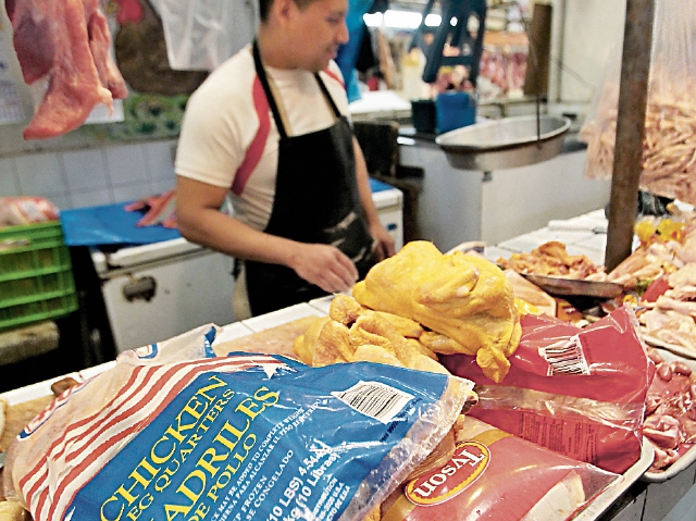 El pollo importado se ofrece en promedio en Q5 y Q6 la libra y la libra de fresco a Q11 en el mercado. (Foto Prensa Libre: Álvaro Interiano)