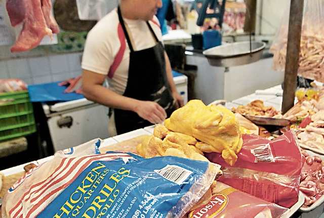 El pollo importado se ofrece en promedio en Q5 y Q6 la libra y la libra de fresco a Q11 en el mercado. (Foto Prensa Libre: Álvaro Interiano)