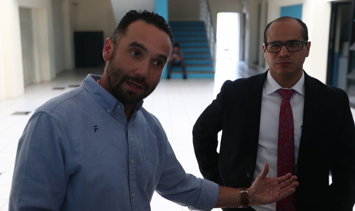 Eduardo Navas, tesorero,  y Carlos Fernández, secretario, integrantes del Comité Ejecutivo de la Fedefut. (Foto Prensa Libre: Carlos Vicente)