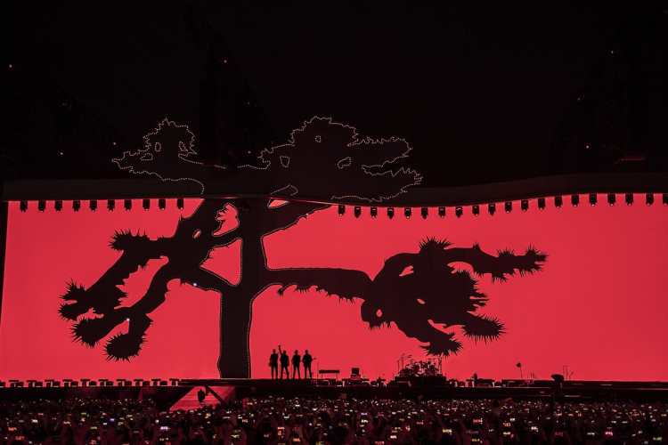 La banda U2 ilumina el Joshua Tree con los colores de la bandera de México
