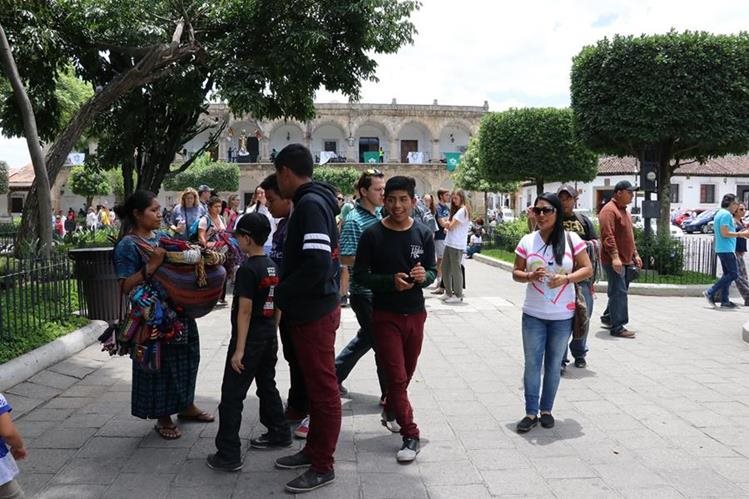 Vecinos y visitantes se distraen en el parque central de Antigua Guatemala. (Foto HemerotecaPL)