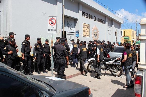 Un grupo de investigadores ingresa a la cárcel para hombres de Jalapa, donde efectuaron una requisa. (Foto Prensa Libre: Hugo Oliva)  <br _mce_bogus="1"/>