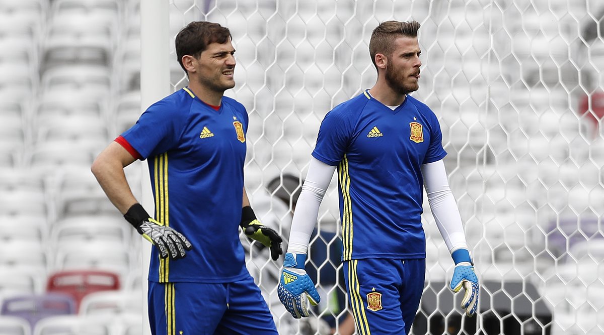 Del Bosque todavía no decide si será Iker Casillas (izquierda) o De Gea, el titular contra República Checa. (Foto Prensa Libre: AP).
